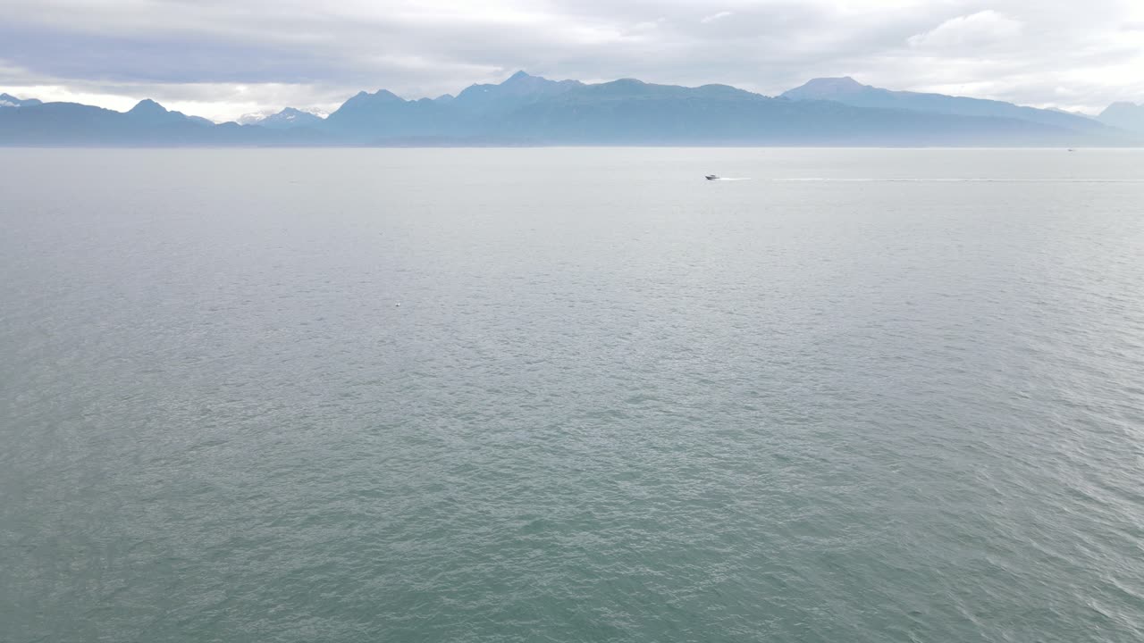 잔잔한 물속을 스쳐지나가는 배