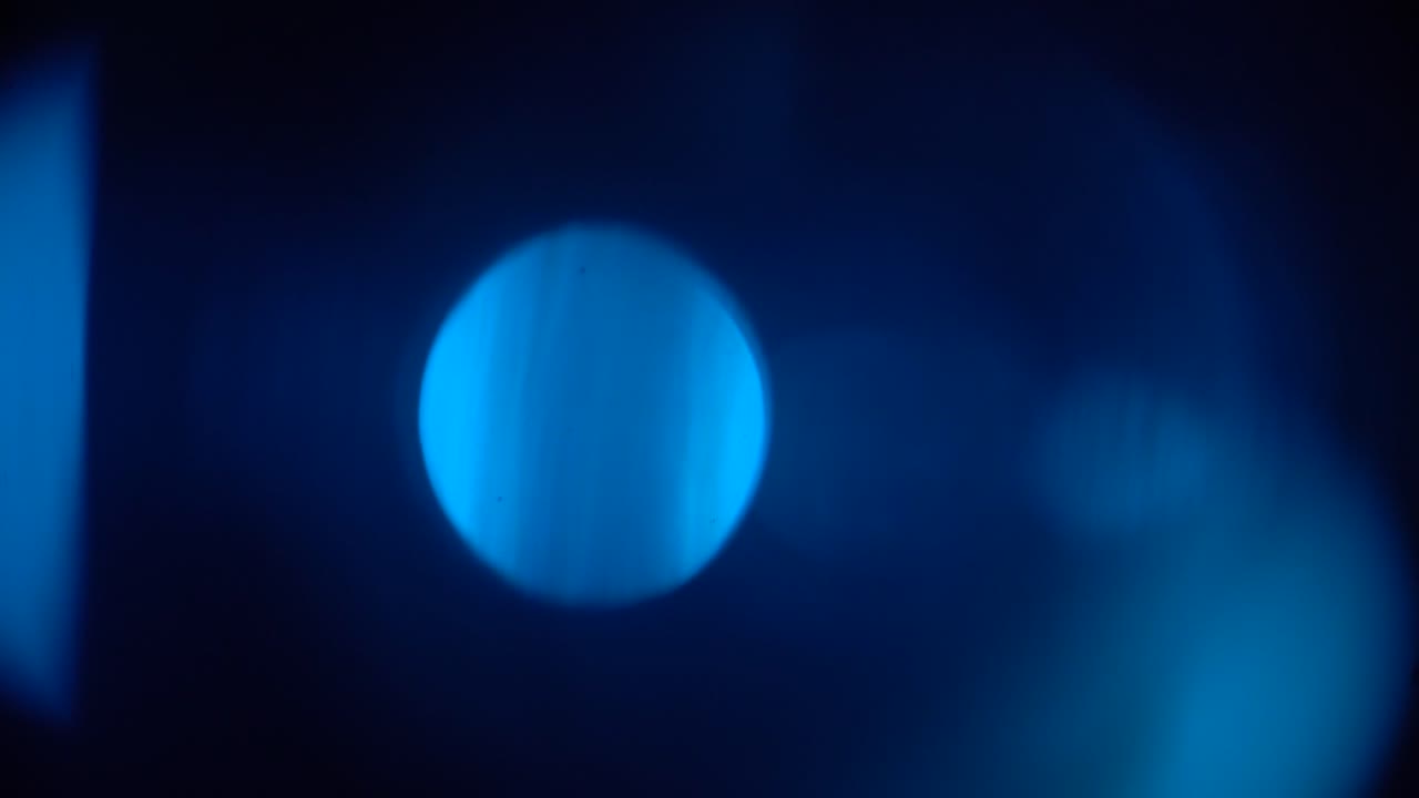 Perdite di luce blu astratte e bokeh che si muovono su sfondo scuro