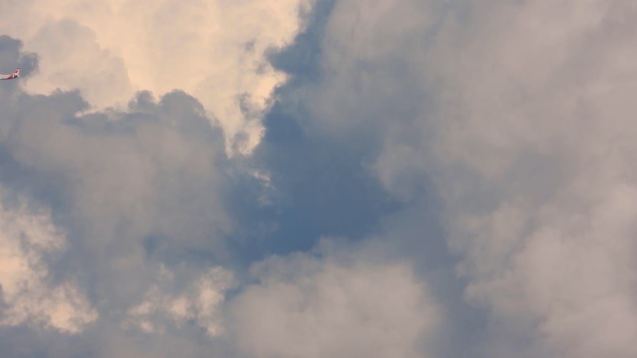 상업용 여객기 가 구름진 스카이라인 을 지나간다