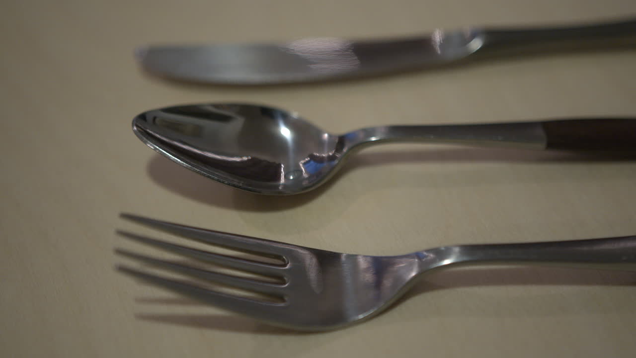 primer plano de un conjunto de utensilios