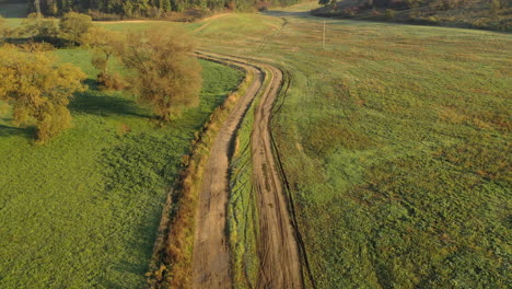 Vista-Aérea-Del-Camino-De-Tierra-Brumoso-En-Otoño