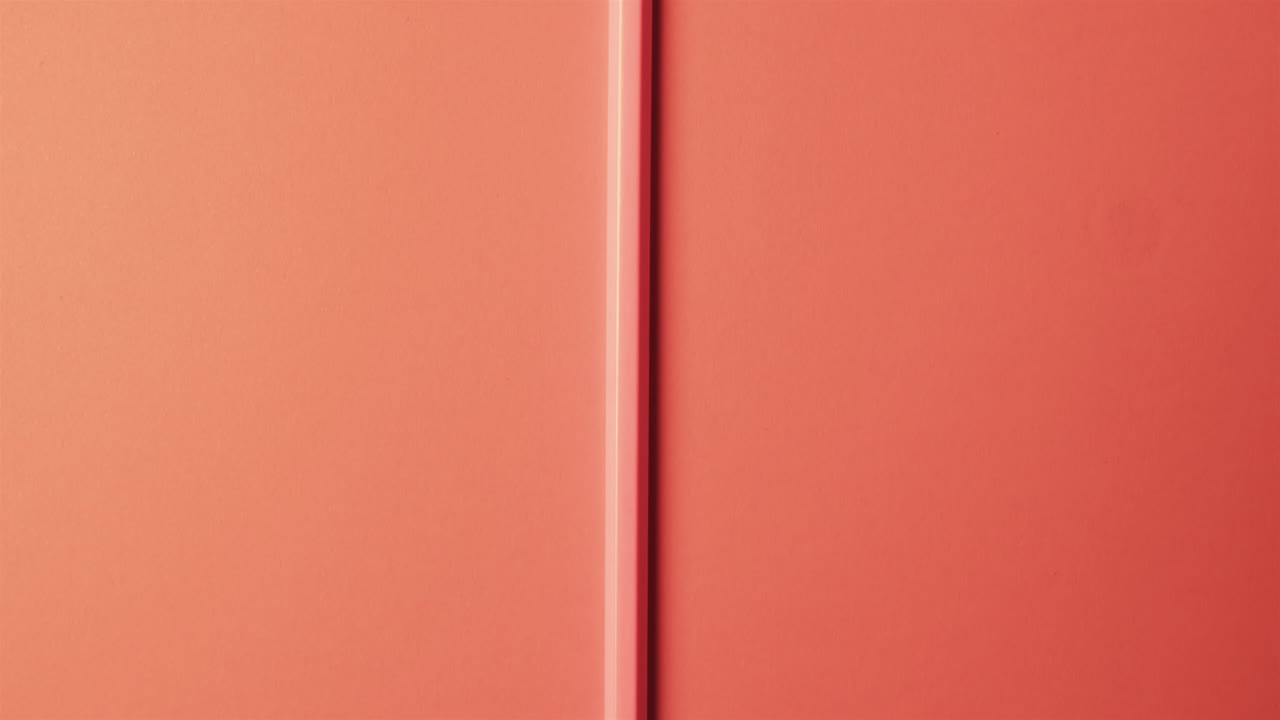 близкое изображение красного карандаша с копировальным пространством на красном фоне