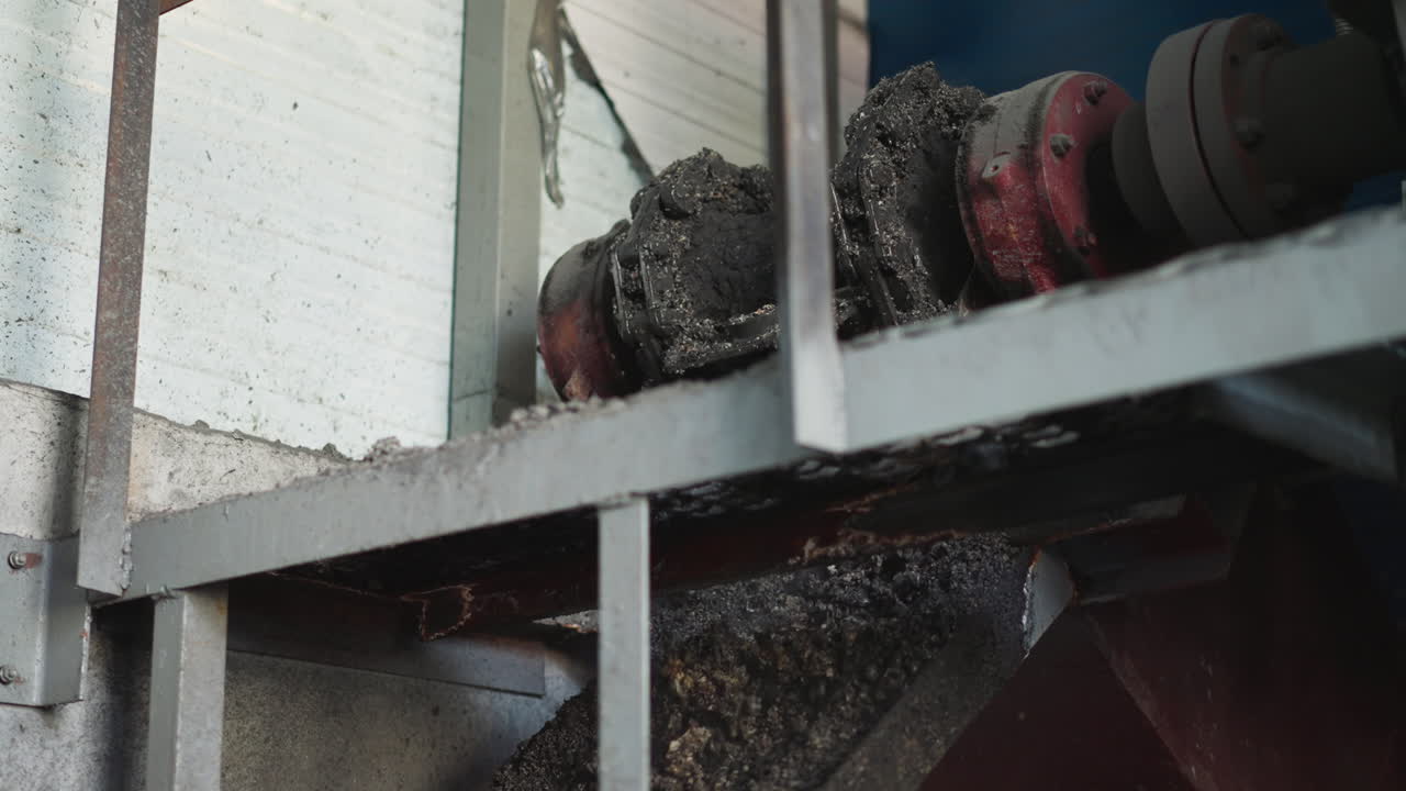 공장 저장소에서 컨베이어에서 배출 된 석탄  ⁇ 어리