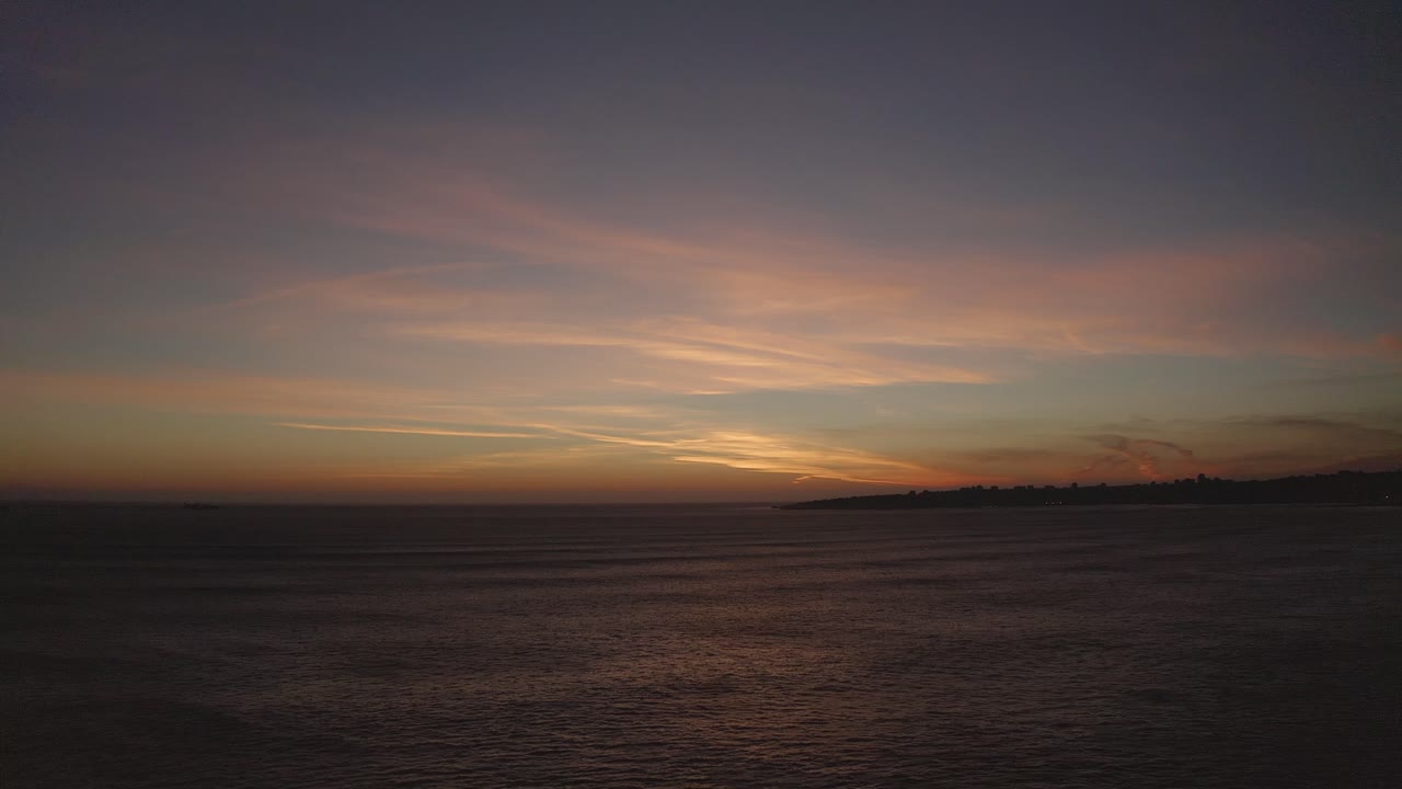 이른 봄에 구름과 함께 하늘에서 바다 위로 일출 드론 비행