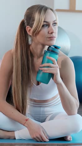 mujer tomando un descanso después del ejercicio