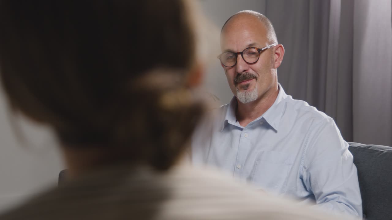 소파 에 앉아 여성 상담원 과 일반적 인 건강 문제 나 정신 건강 문제 에 대해 이야기 하는 성숙 한 남자 13