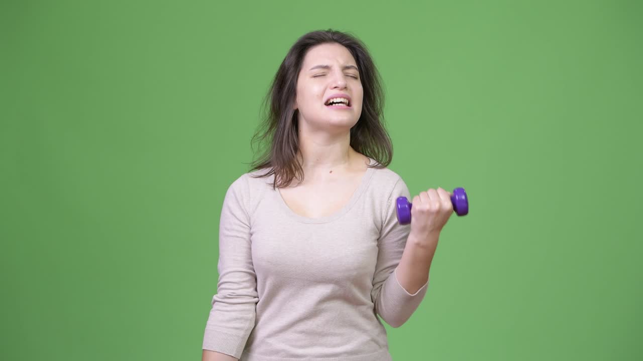 joven hermosa haciendo ejercicio con pesas