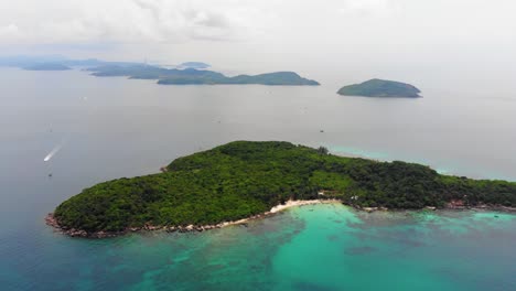 Isla-Pequeña-De-Gam-Ghi-En-El-Archipiélago-De-Vietnam-Rodeada-De-Aguas-Turquesas-Claras-Y-Arrecifes-De-Coral-De-Colores-Brillantes,-Vista-Aérea-De-La-Región-De-Phu-Quoc