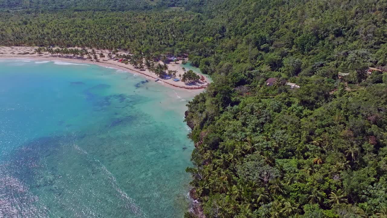 Ripresa drone del fiume Cano Frio a Las Galeras, Samana, Repubblica Dominicana.