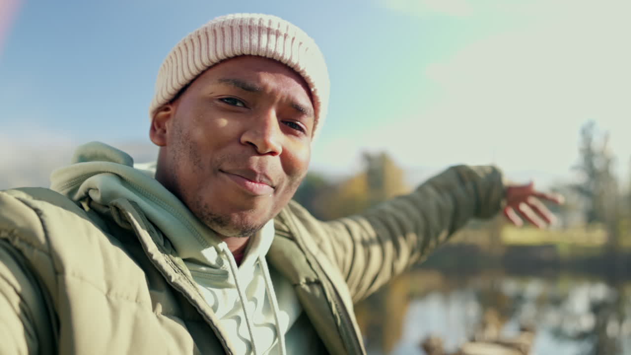 senderismo, videollamada y cara de hombre negro en la naturaleza