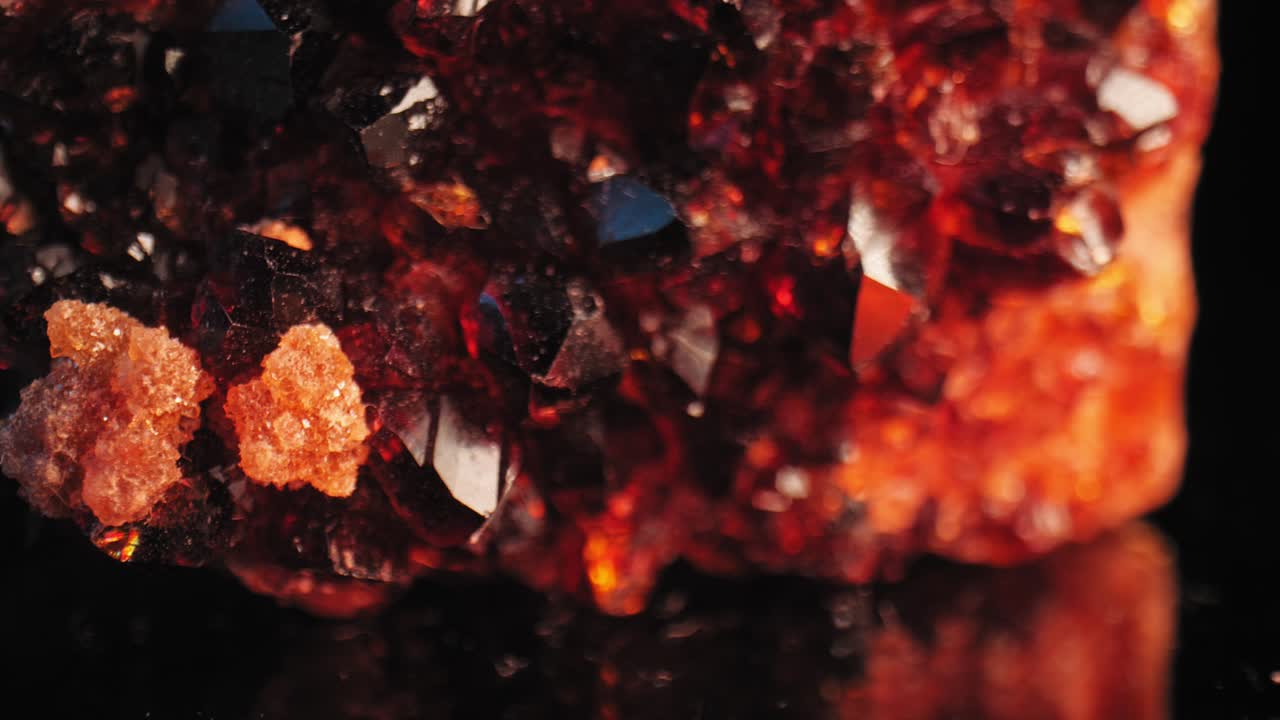 intrincados detalles de un estudio de cristal de cuarzo citrino dorado iluminado sobre un fondo negro