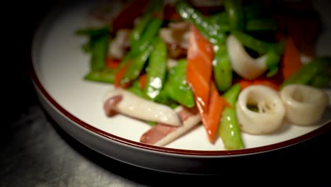 verduras orientales y plato de mariscos iluminación discreta 4k