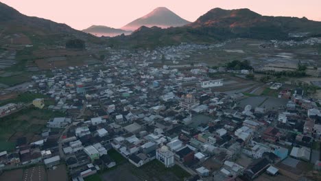 montañas y amanecer sobre una pequeña aldea rural de indonesia, vista aérea