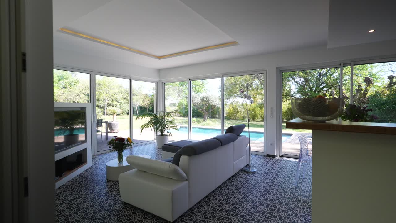 retiro de bambú tranquilo: casa en medio del bosque con una piscina