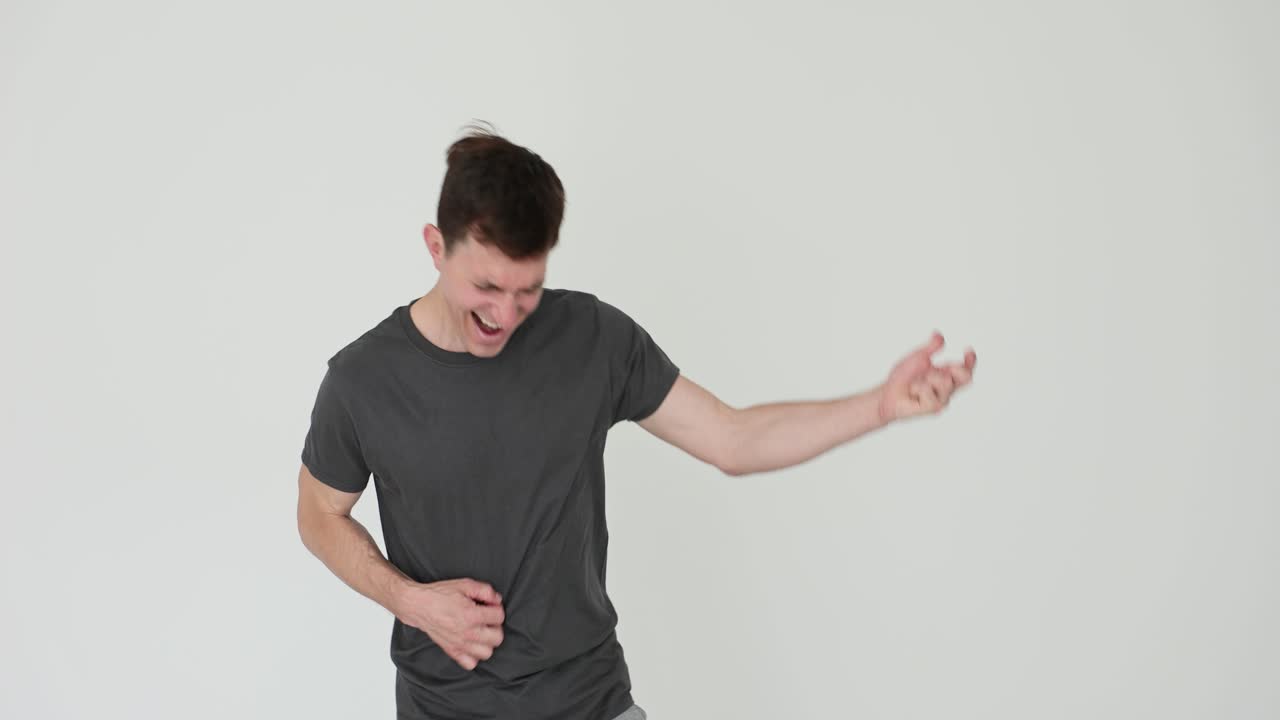 하 배경 에 에어 기타 를 연주 하는 남자