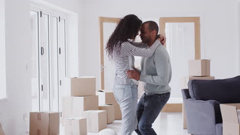 Una-Pareja-Amorosa-Bailando-Juntos-Mientras-Celebran-La-Mudanza-A-Un-Nuevo-Hogar.