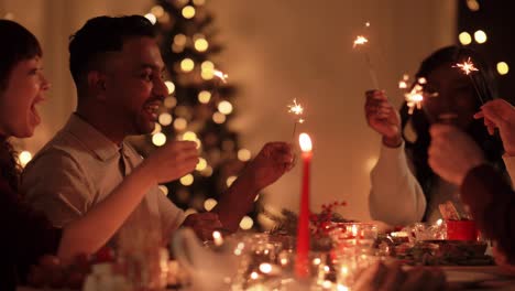 Feiertage-Und-Festkonzept-Glückliche-Freunde,-Die-Zu-Hause-Weihnachtsessen-Haben-Und-Essen