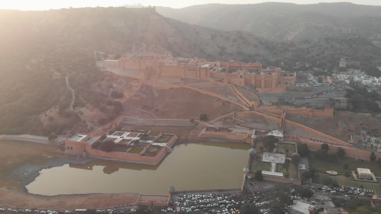 vista aérea del fuerte ámbar de jaipur al atardecer