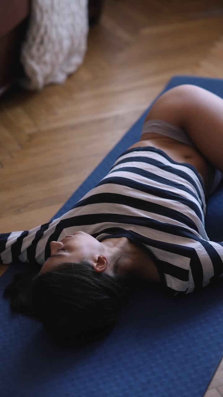 mujer haciendo yoga en casa