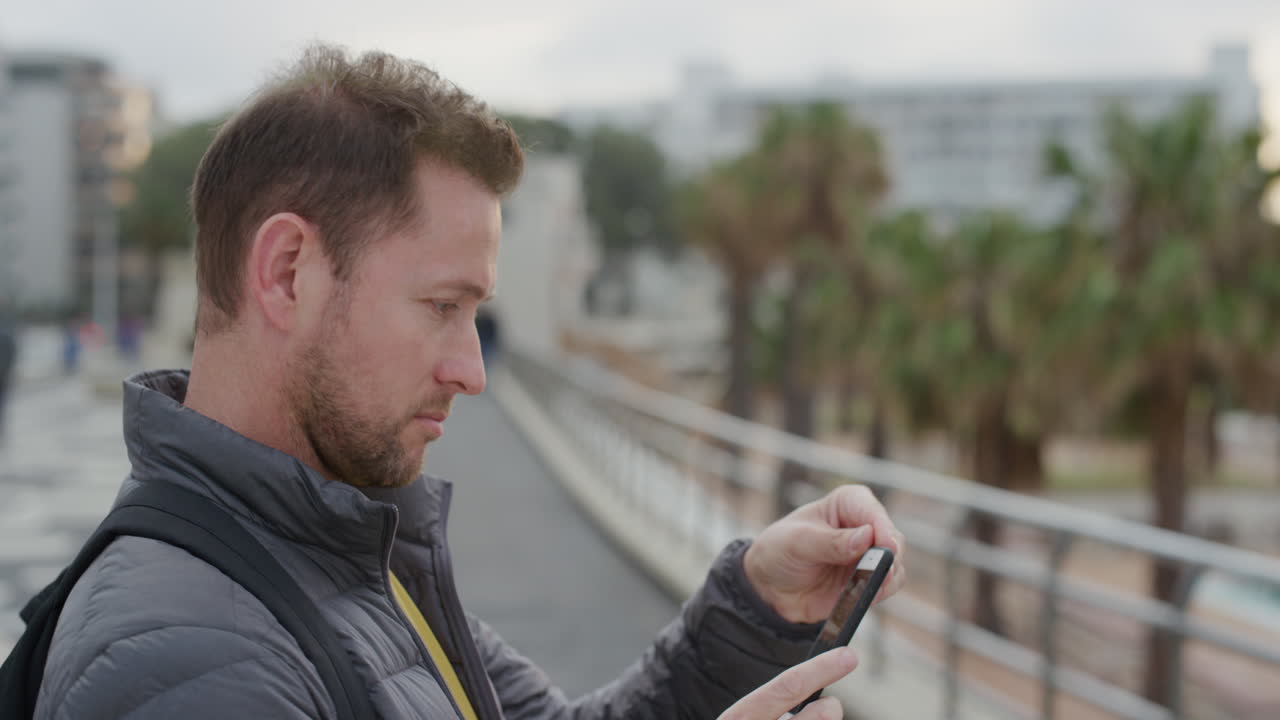 ritratto di un giovane turista che usa uno smartphone e scatta una foto con la fotocamera del cellulare mentre si gode una vacanza