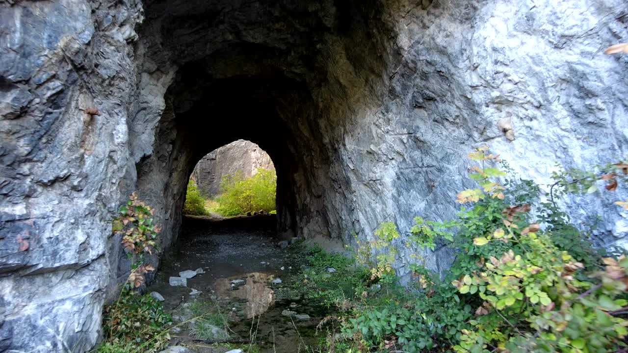 광산 쪽으로 걸어가고