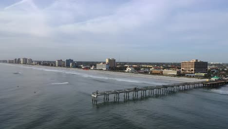 Vista-Aérea-Del-Muelle-De-Jacksonville-Beach-Y-Hoteles-Frente-Al-Mar-En-Florida,-Ee.uu.