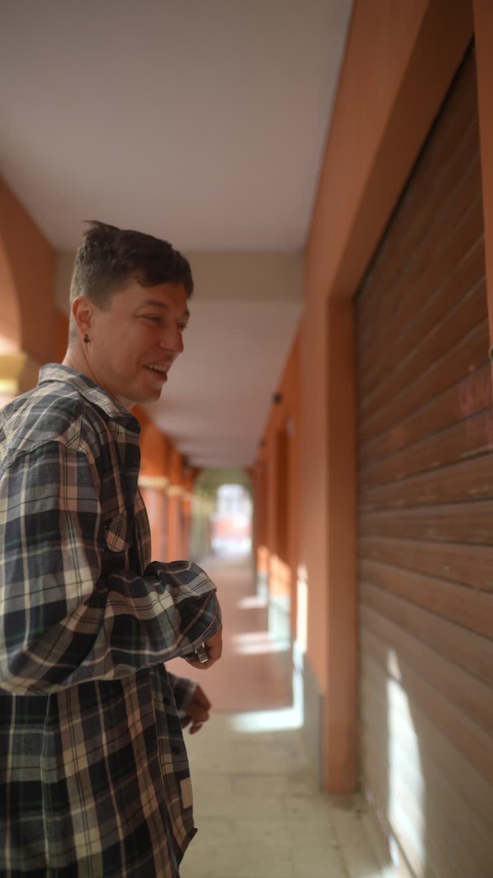 hombre con una camisa a cuadros