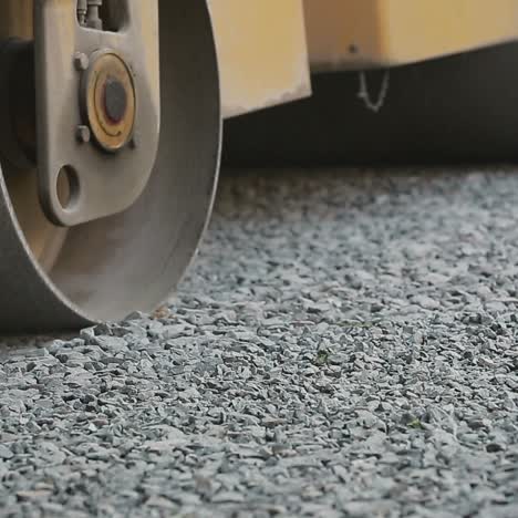 carretera de rodillos que trabaja en una grava