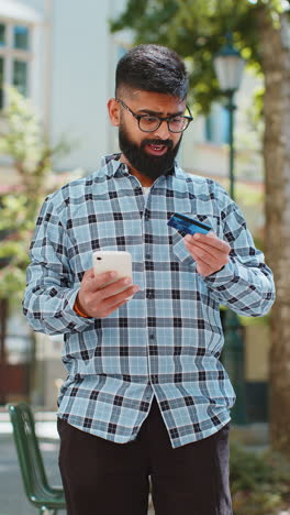 Schockierter-Mann-Versucht,-Online-Einkäufe-Mit-Smartphone-Zu-Bezahlen,-Gesperrte-Kreditkarte,-Geldmangel