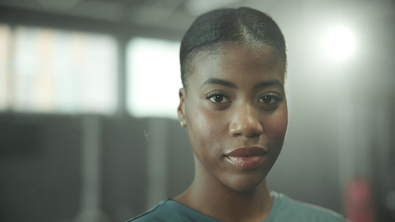 Ritratto di una bella donna afroamericana