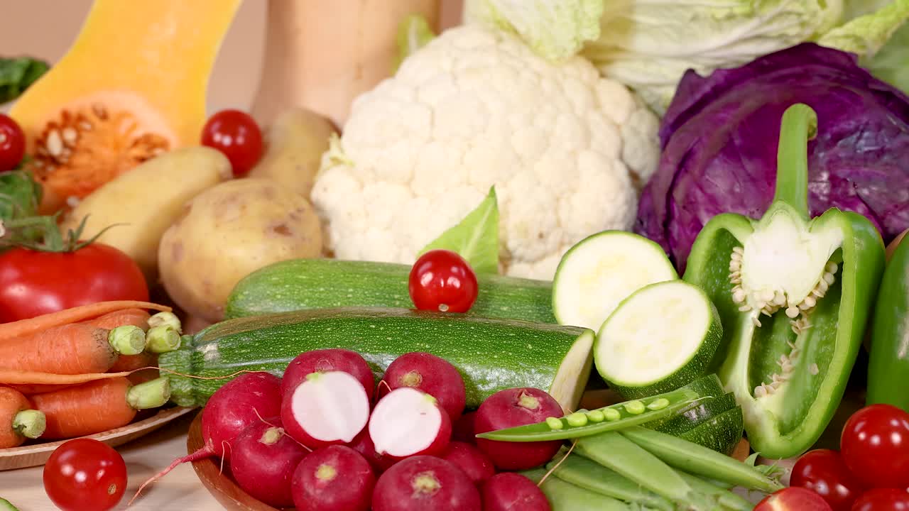 신선한 채소가 끔하게 배열되어 있으며, 밝은 조명과 따뜻한 분위기로 유기농 제품을 선보입니다.