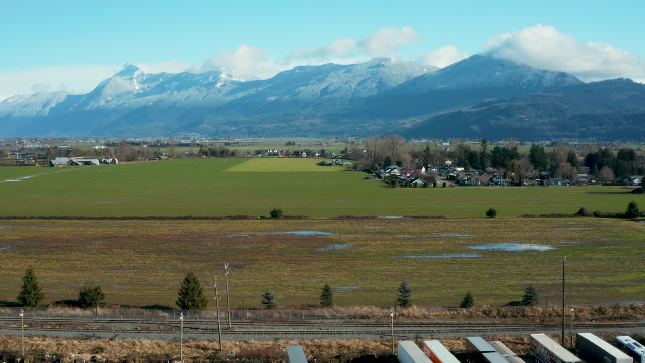 vista aérea escénica de la tierra agrícola con montañas en la distancia