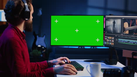 Experto-En-El-Uso-De-Técnicas-De-Postproducción-Para-Editar-Secuencias-De-Clips-Sin-Procesar-En-Un-Monitor-De-Pantalla-Aislado