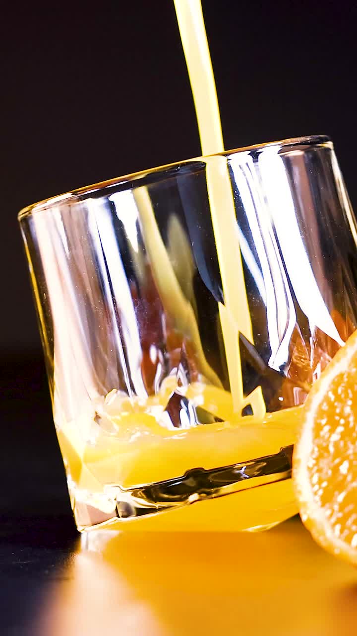 jugo vertiendo en un vaso con naranjas frescas