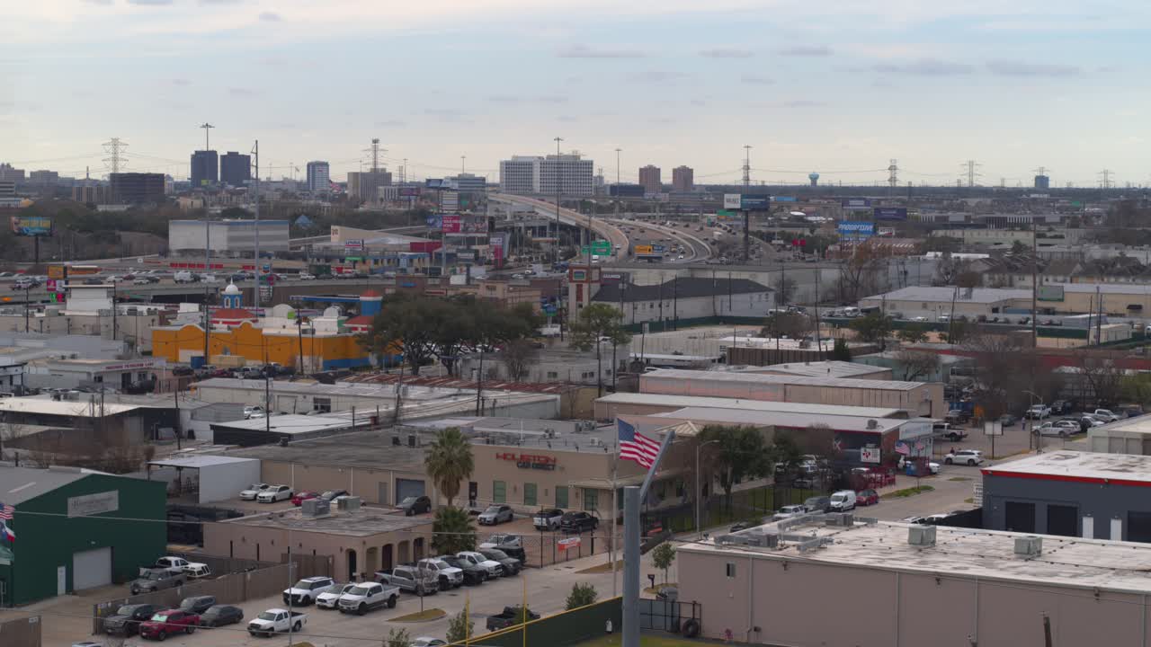 Drone-overzicht van de corridor van de 59 South Freeway (Southwest Freeway) in Houston, Texas, met omliggende bedrijven en commerciële ontwikkeling.