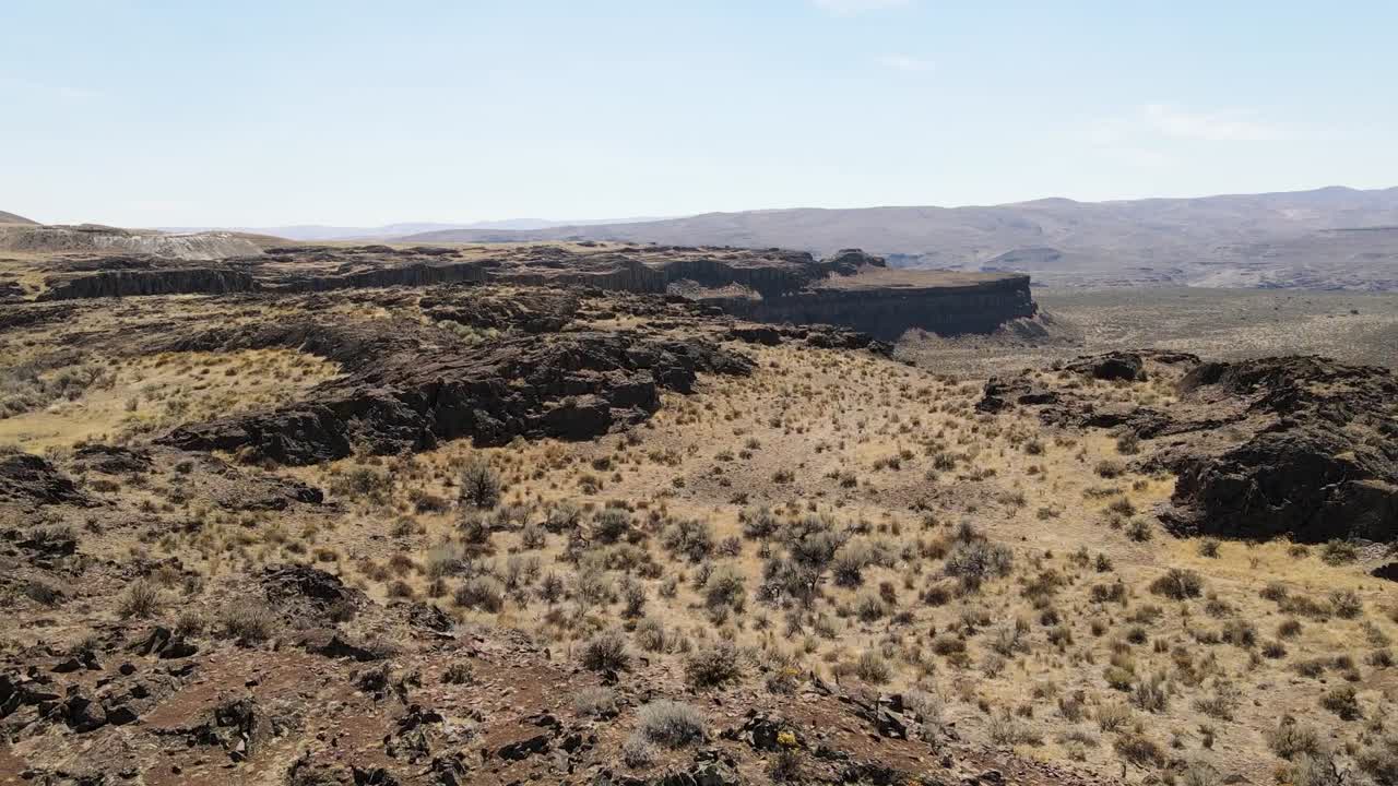 revelando el desierto frente a una gran pared de roca en frenchman coulee, estado de washington, estados unidos