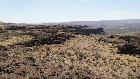 Revelando-El-Desierto-Frente-A-Una-Gran-Pared-De-Roca-En-Frenchman-Coulee,-Estado-De-Washington,-Estados-Unidos