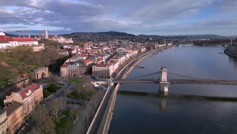 Panorámica-A-Través-Del-Histórico-Río-Danubio-En-Budapest,-Hungría-Al-Amanecer.