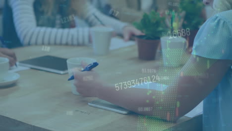 animación del procesamiento de datos financieros sobre diversas personas de negocios en la oficina