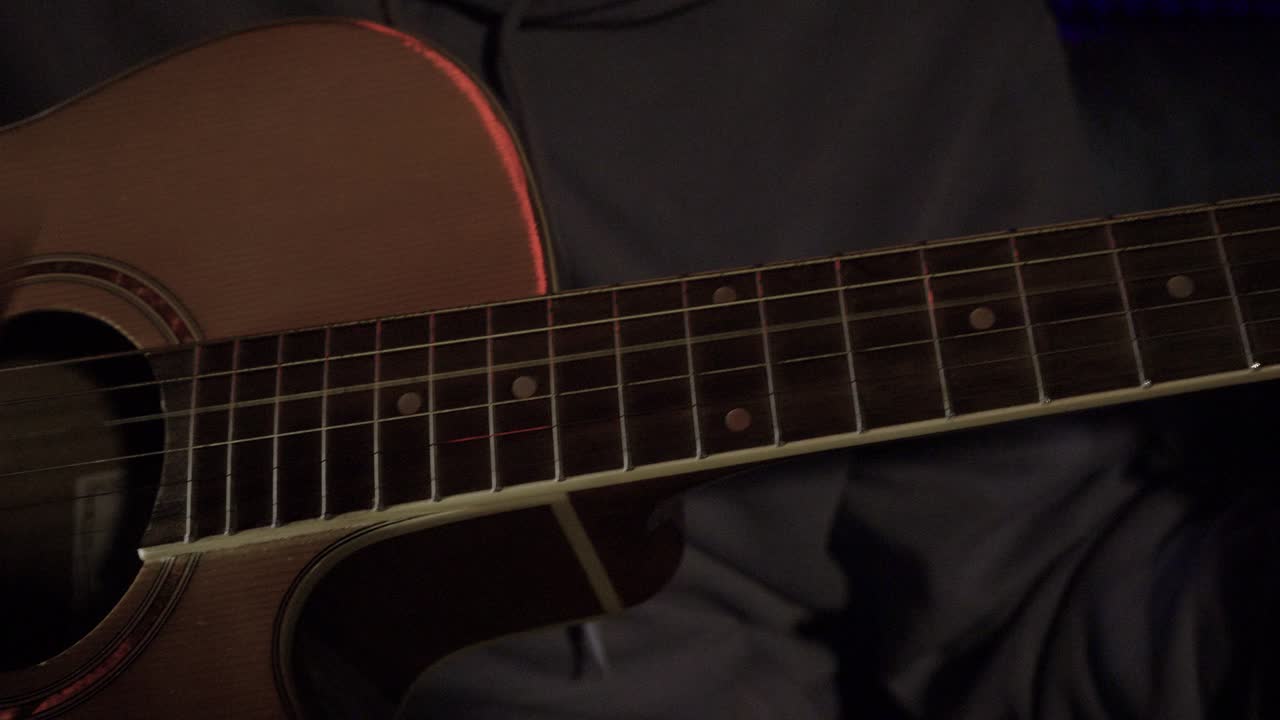 Akustik Gitar Çalan Kişi