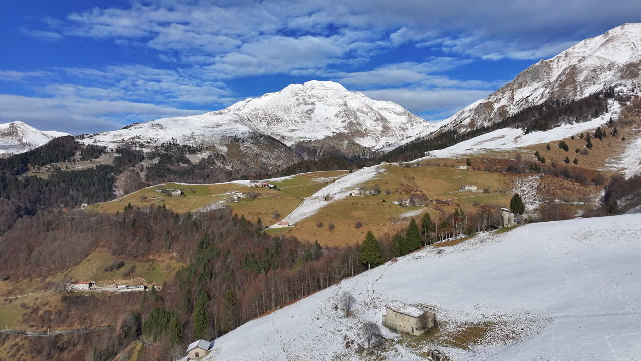 vista aérea del monte arera, el monte alben y el monte grem en el valle de seriana y el valle de brembana, lombardía, bérgamo, italia