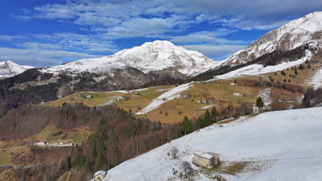 Vista-Aérea-Del-Monte-Arera,-El-Monte-Alben-Y-El-Monte-Grem-En-El-Valle-Seriana-Y-El-Valle-Brembana,-Lombardía,-Bérgamo,-Italia