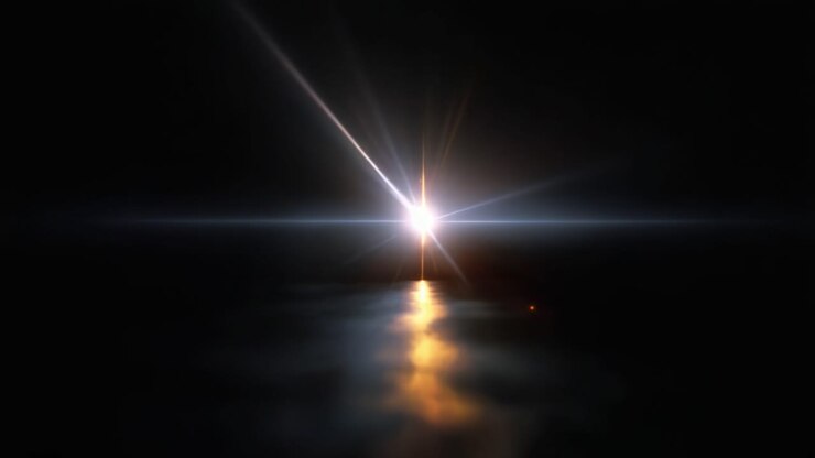 Een betoverende weergave van licht dat glinstert over een donker reflecterend oppervlak, waarbij het samenspel van belichting, reflectie en rust in een adembenemend visueel moment wordt vastgelegd