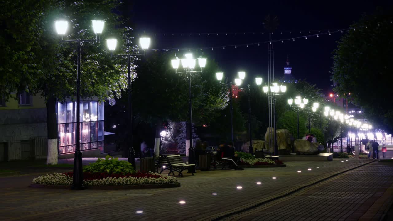 여행 비디오를 위해 걸어가는 군중과 함께 길거리 시간 지연