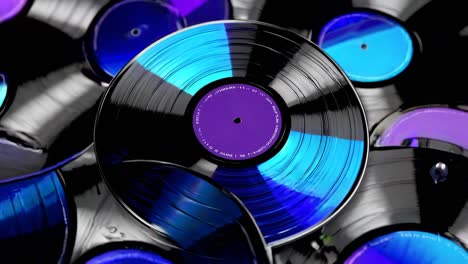 una pila de discos de vinilo de colores