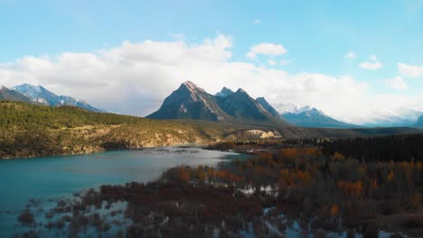 Wunderschöne-Kanadische-Traumlandschaft,-Die-Durch-Den-Vormarsch-Der-Drohne-Enthüllt-Wurde