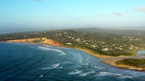 Antena-Tire-Hacia-Atrás-La-Mañana-De-Verano-Sobre-El-Pueblo-Costero,-Anglesea,-Australia