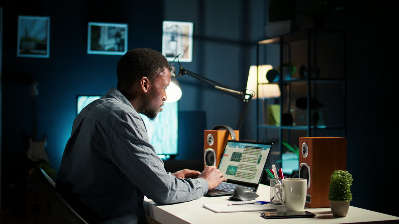 프리랜서 작업과 온라인 데이터 연구를 균형 잡는 집중된 원격 노동자