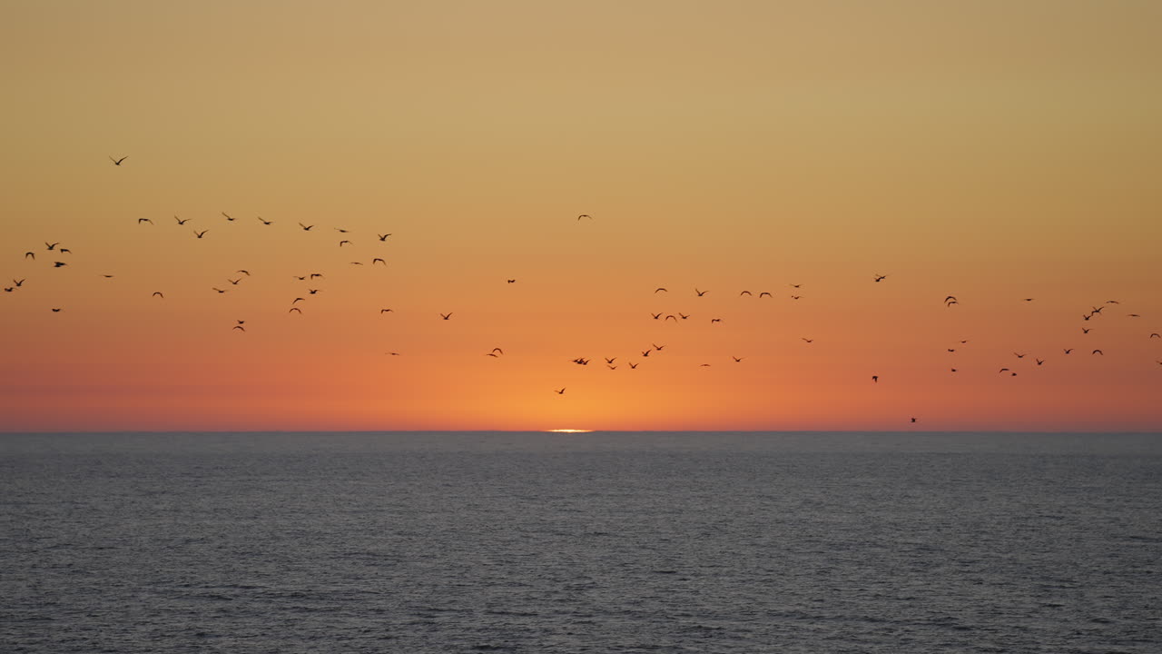 일몰에 바다의 잔물결 수면의 조감도
