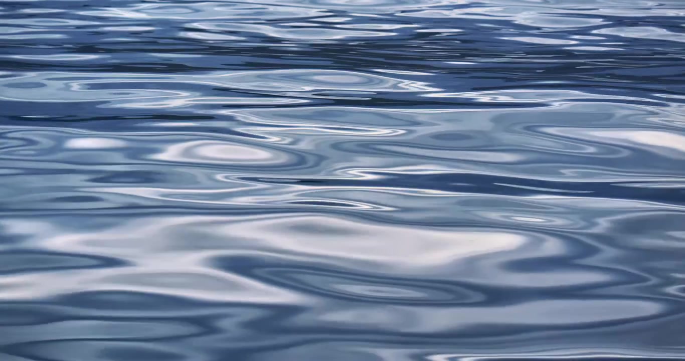 Superficie astratta di acqua blu con leggere increspature e brillanti riflessi. Texture liquida serena con punti luce lucidi, delicate trame ondulate e uno sfondo naturale pacifico per design wellness e tema marino.